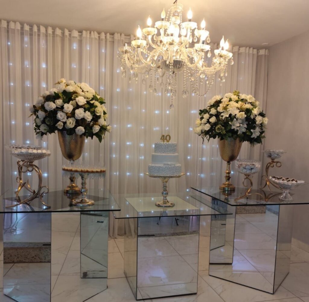 Organizar uma festa inesquecível envolve muitos detalhes: local apropriado, ambiente acolhedor, infraestrutura adequada, serviços integrados, decoração personalizada, conforto para os convidados e atendimento de alta qualidade. Se você está em Belo Horizonte ou região e quer transformar sua celebração em um momento especial, o Espaço Gutierrez é uma das melhores escolhas — seja para casamentos, aniversários, eventos corporativos ou festas temáticas. Neste artigo, exploramos 10 motivos fortes e comprovados pelos quais você deve considerar alugar o Espaço Gutierrez para sua próxima festa. Com base em informações disponíveis nas redes sociais, no site oficial e em plataformas de eventos, reunimos os fatores mais relevantes para te convencer de que essa escolha pode elevar a qualidade da sua celebração. Neste artigo: 1. Localização Privilegiada no Coração de Belo Horizonte 2. Capacidade para Eventos de Médio e Grande Porte 3. Estrutura Completa e Ambiente Sofisticado 4. Serviços Integrados: Buffet, Decoração e DJ 5. Decoração Personalizada para Cada Evento 6. Atendimento Humanizado e Profissional 7. Versatilidade para Diferentes Tipos de Eventos 8. Pista de Dança e Boate Integrada 9. Experiência Comprovada de Clientes Satisfeitos 10. Excelente Custo-Benefício e Flexibilidade de Contratação Transforme sua Festa em um Momento Memorável 1. Localização Privilegiada no Coração de Belo Horizonte Um dos grandes diferenciais do Espaço Gutierrez é sua localização estratégica no bairro Gutierrez, uma das regiões mais bem conectadas de Belo Horizonte. O acesso é facilitado a partir das principais vias da cidade, como a Av. Francisco Sá e outras avenidas importantes, o que torna o deslocamento mais simples para os convidados. Essa proximidade com áreas centrais e de fácil acesso impacta diretamente na experiência dos convidados, principalmente para aqueles que vêm de outras regiões da cidade ou de fora. 2. Capacidade para Eventos de Médio e Grande Porte O Espaço Gutierrez tem capacidade para atender confortavelmente até 220 convidados, o que o torna ideal para festas de médio e grande porte, como casamentos, aniversários de 15 anos, bodas, formaturas e eventos corporativos. Esse número expressivo de convidados significa que você pode planejar a sua festa com tranquilidade, sem limitações de público que comprometam a experiência ou a dinâmica da celebração. 3. Estrutura Completa e Ambiente Sofisticado Um evento de qualidade exige mais do que espaço físico. O Espaço Gutierrez oferece uma estrutura completa, pensada para proporcionar conforto e sofisticação aos participantes. Entre os pontos de destaque estão: ambiente climatizado, decoração elegante e mobiliário próprio, que garantem conforto desde a recepção até a pista de dança. Essa infraestrutura sofisticada cria um ambiente acolhedor e ao mesmo tempo refinado, ideal para festas com alto padrão de qualidade e estética. 4. Serviços Integrados: Buffet, Decoração e DJ Organizar uma festa pode ser um grande desafio logístico. O Espaço Gutierrez facilita esse processo ao oferecer serviços integrados, como buffet completo, decoração personalizável e equipe de DJ com repertório flexível. Ter todos esses serviços em um único local simplifica a sua vida durante o planejamento, reduzindo a necessidade de coordenar múltiplos fornecedores e garantindo que todos os detalhes do evento estejam alinhados com a sua visão. 5. Decoração Personalizada para Cada Evento Cada festa tem sua identidade, história e estilo. No Espaço Gutierrez, a decoração é tratada como elemento essencial de comunicação visual, feita de acordo com o seu tema e personalidade. Essa personalização permite que seu evento conte uma história única, desde a mesa do bolo até a ambientação geral, criando uma experiência emocionalmente envolvente para os convidados. 6. Atendimento Humanizado e Profissional Uma das características mais elogiadas pelos clientes do Espaço Gutierrez é o atendimento humanizado, profissional e dedicado. Nas redes sociais e em plataformas de avaliação, muitos clientes destacam a atenção com que são atendidos desde o primeiro contato até o pós-evento. Ter uma equipe de suporte altamente qualificada faz toda a diferença, principalmente em momentos emocionantes e de alta expectativa, como um casamento ou comemoração especial. 7. Versatilidade para Diferentes Tipos de Eventos Não importa se você está planejando uma festa infantil, um casamento clássico, um evento corporativo ou um aniversário de 15 anos: o Espaço Gutierrez tem flexibilidade para receber diferentes formatos de celebrações. Essa versatilidade é um ponto forte, pois permite que você use o mesmo espaço para múltiplas finalidades, adaptando layout, decoração e serviços conforme o propósito do evento. 8. Pista de Dança e Boate Integrada Uma festa de sucesso precisa de uma boa pista de dança. O Espaço Gutierrez oferece uma boate integrada com pista de LED, tecnologia de iluminação moderna e DJ que anima a celebração do início ao fim. Essa integração transforma o salão em um ambiente vibrante e festivo, garantindo que os convidados possam se divertir sem a necessidade de sair do local principal do evento. 9. Experiência Comprovada de Clientes Satisfeitos A qualidade do Espaço Gutierrez é constantemente demonstrada nas avaliações de clientes e nas publicações de pessoas que já realizaram eventos no local. Depoimentos destacam atendimento atencioso, organização impecável e resultados que superam as expectativas. Esse nível de satisfação é um indicador forte de que você pode confiar o seu evento a profissionais experientes e apaixonados pelo que fazem. 10. Excelente Custo-Benefício e Flexibilidade de Contratação Embora o investimento para alugar um espaço de qualidade possa ser significativo, o Espaço Gutierrez oferece flexibilidade de contratação, incluindo opções de alugar apenas o espaço ou pacotes completos com serviços integrados. Essa possibilidade de adaptar a contratação conforme o seu orçamento é importante, principalmente em tempos em que o planejamento financeiro de um evento exige atenção e eficiência. Transforme sua Festa em um Momento Memorável Alugar o Espaço Gutierrez para a sua próxima festa é uma decisão que reúne localização estratégica, estrutura sofisticada, serviços completos, atendimento profissional e uma experiência comprovada por quem já passou por lá. Desde a recepção inicial até a despedida dos convidados, esse espaço garante que cada detalhe seja pensado para proporcionar conforto, beleza e alegria. Se seu objetivo é criar uma festa que será lembrada por anos, o Espaço Gutierrez é uma das melhores escolhas em Belo Horizonte.